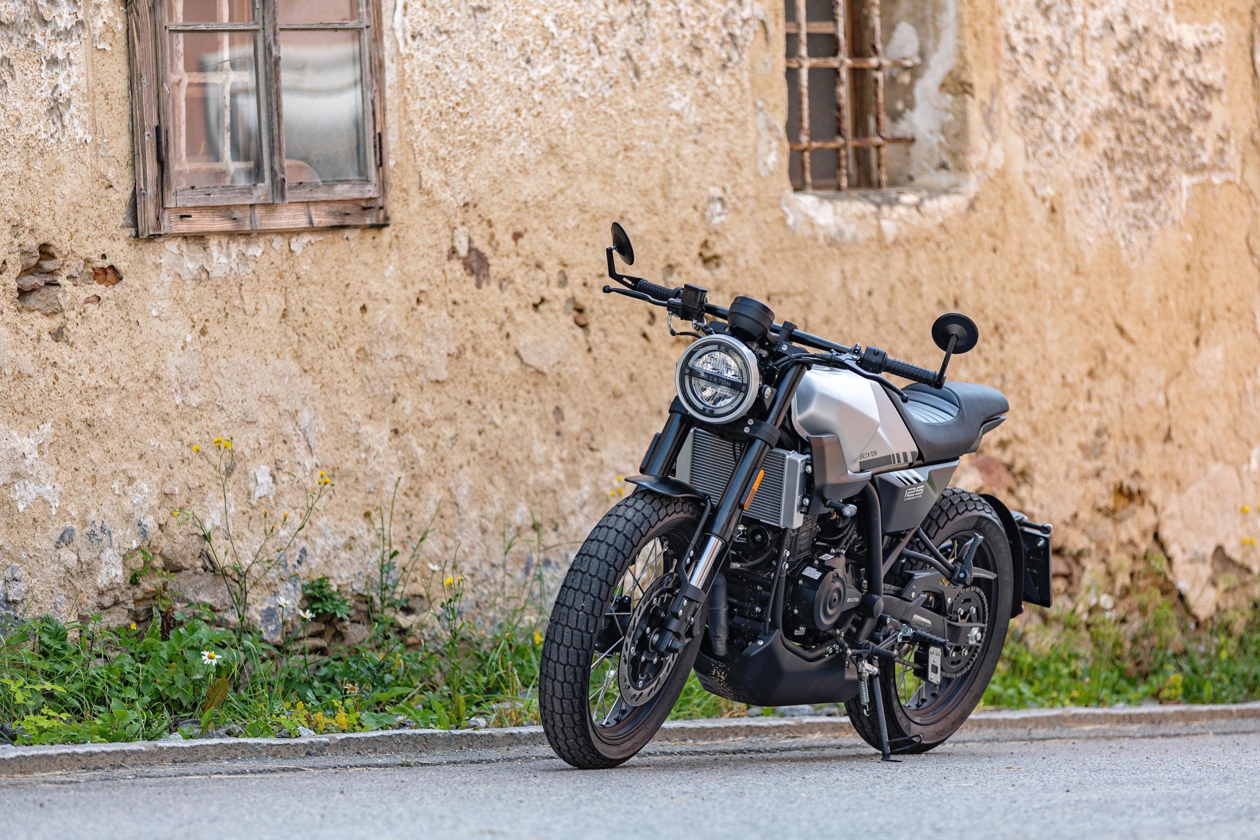 Brixton Crossfire 125 in una scena urbana.