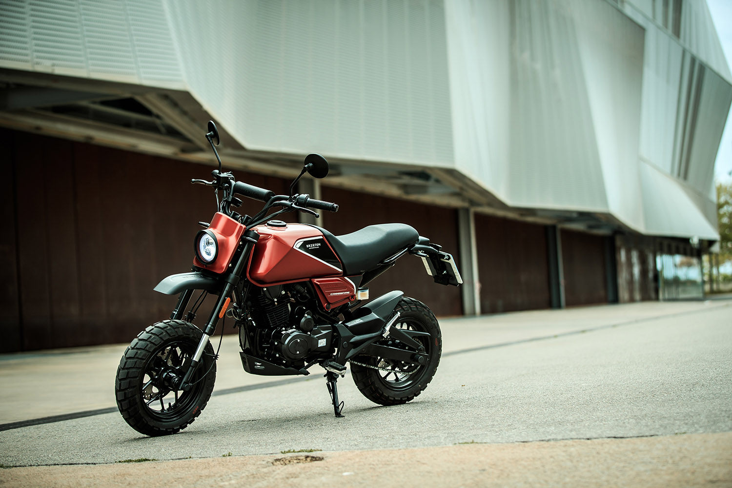 Brixton Crossfire 125 XS arancione, vista laterale.
