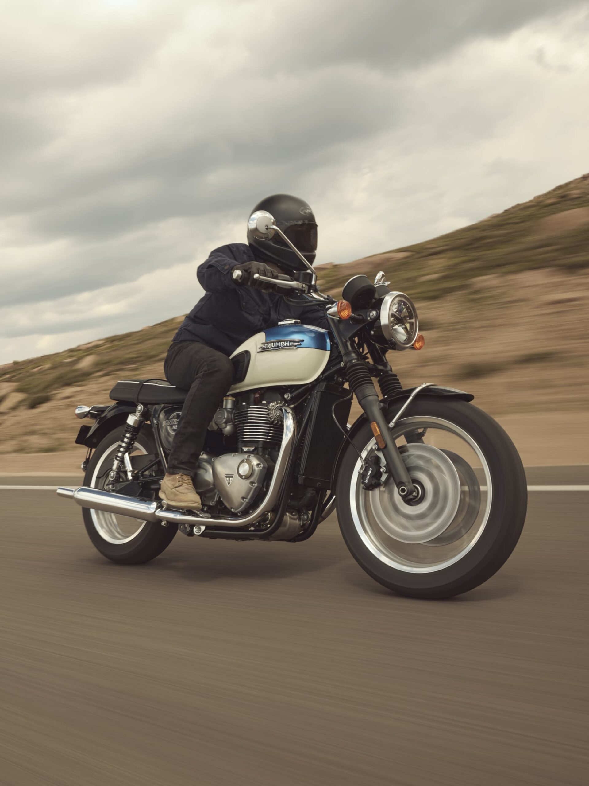 Triumph Bonneville T120 model year 2026 in livrea Aegean Blue e New England White